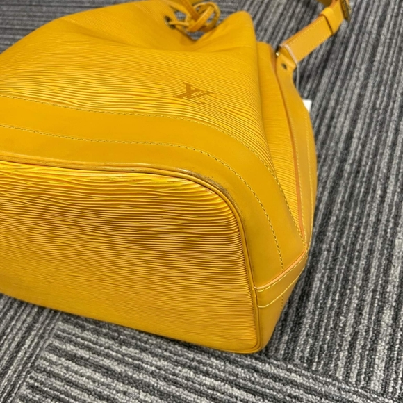SOLD. Authentic Louis Vuitton Epi Leather Noe Bucket Bag Vintage-Authentic - Picture 9 of 17